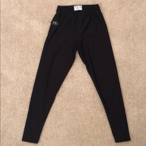 Like New Under Armour Cold Gear Leggings/ Base Lyr
